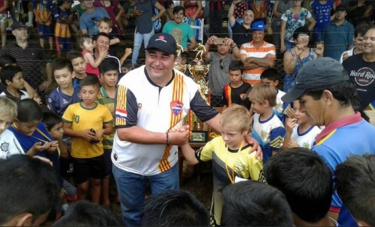 Con los niños de su escuela de fútbol.