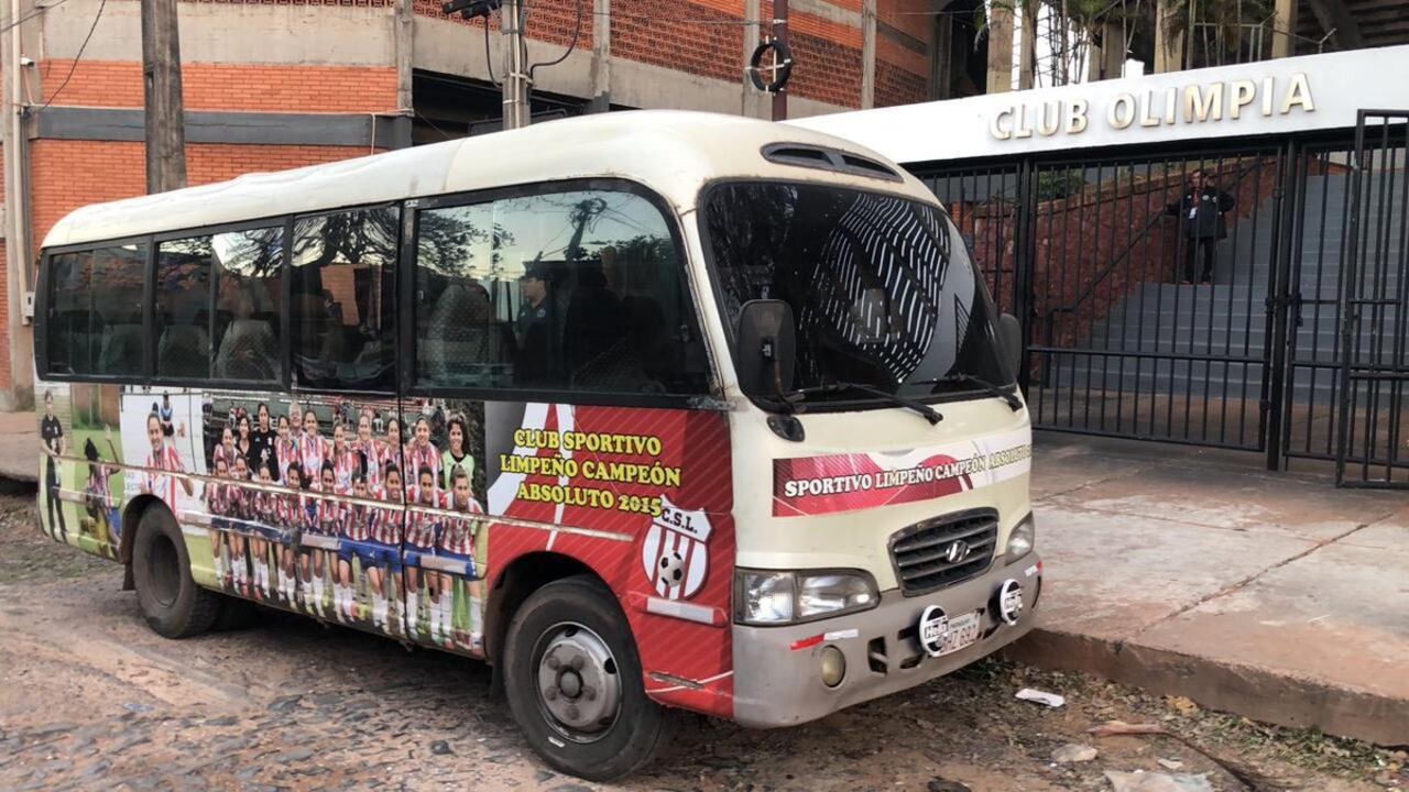 El micro con el que llegó Limpeño. (GENTILEZA: Pelota Tata).