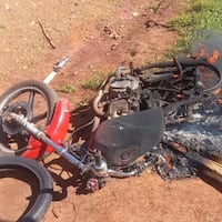Discusión de pareja opa con una moto incinerada