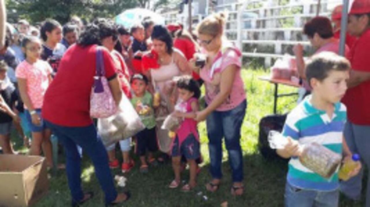 Avei recibieron regalos y pan dulce.