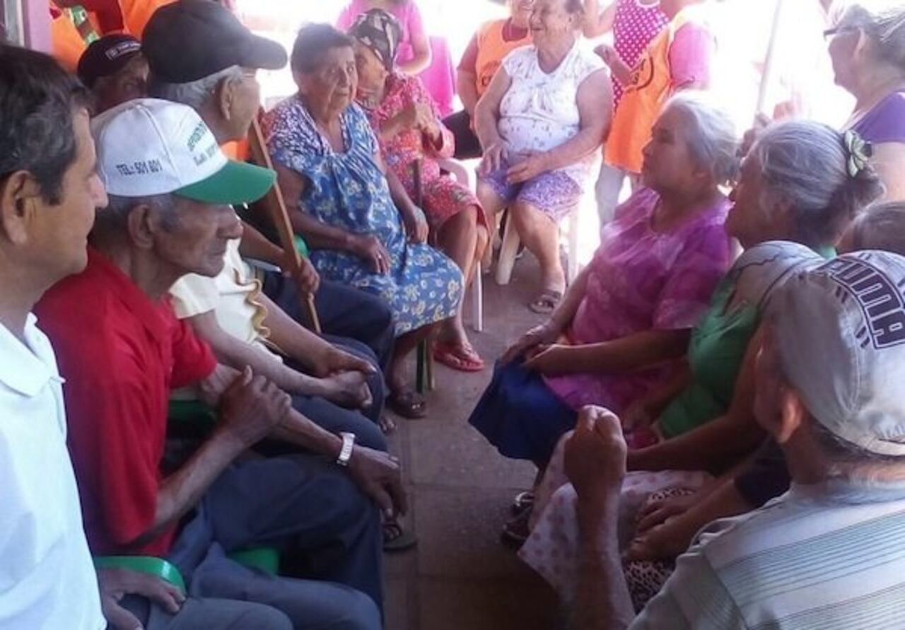 REUNIÓN Y PEDIDOS. Cada tanto, varios ancianos se reúnen a dar gracias a Cecilia frente al santuario.