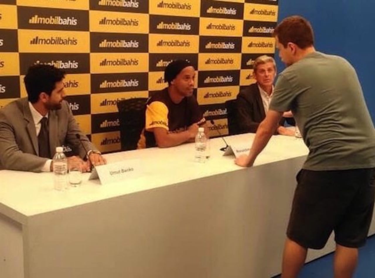 RONALDINHO. El exastro de fútbol en el set de grabación.VOLANTA