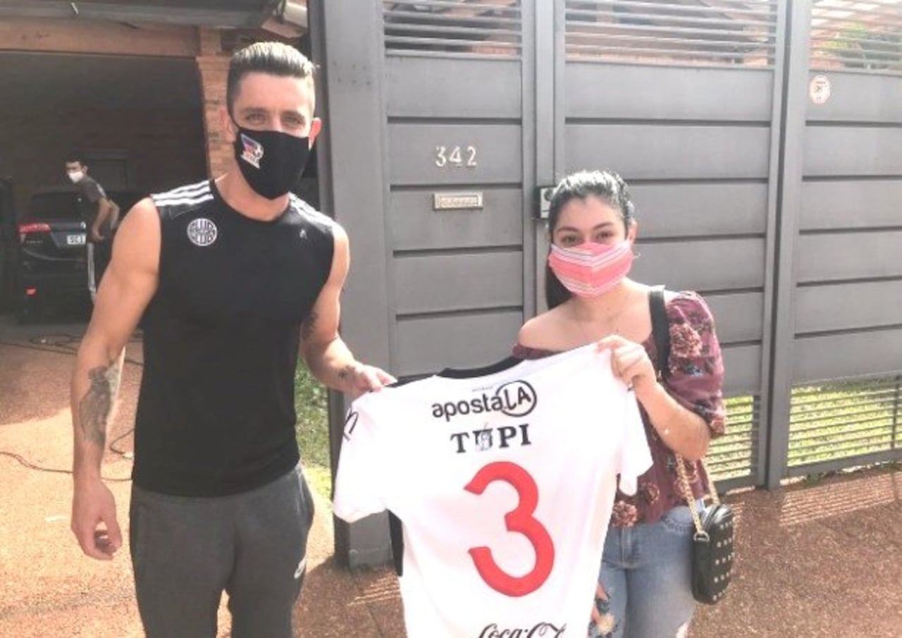 Ale Silva entregó una camiseta a una fanática.