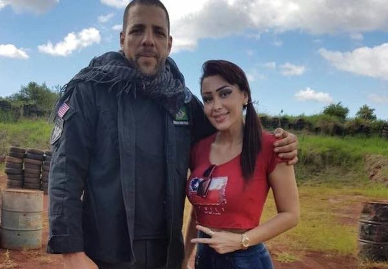 RAPAI. Paola posando para la foto con uno de los capos en guerra provenientes del Brasil.