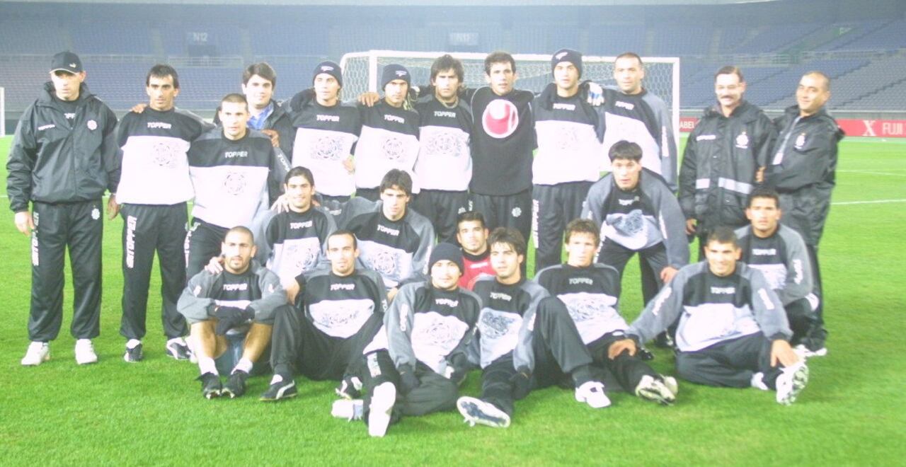 En Japón, con el plantel de Olimpia durante el reconocimiento del estadio de Yokohama.