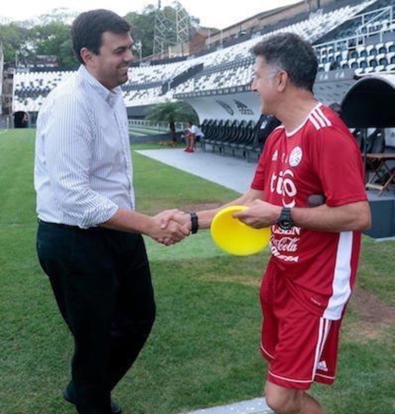 BIENVENIDA. Marco Trovato recibió al DT de la selección en el “Manuel Ferreira”.