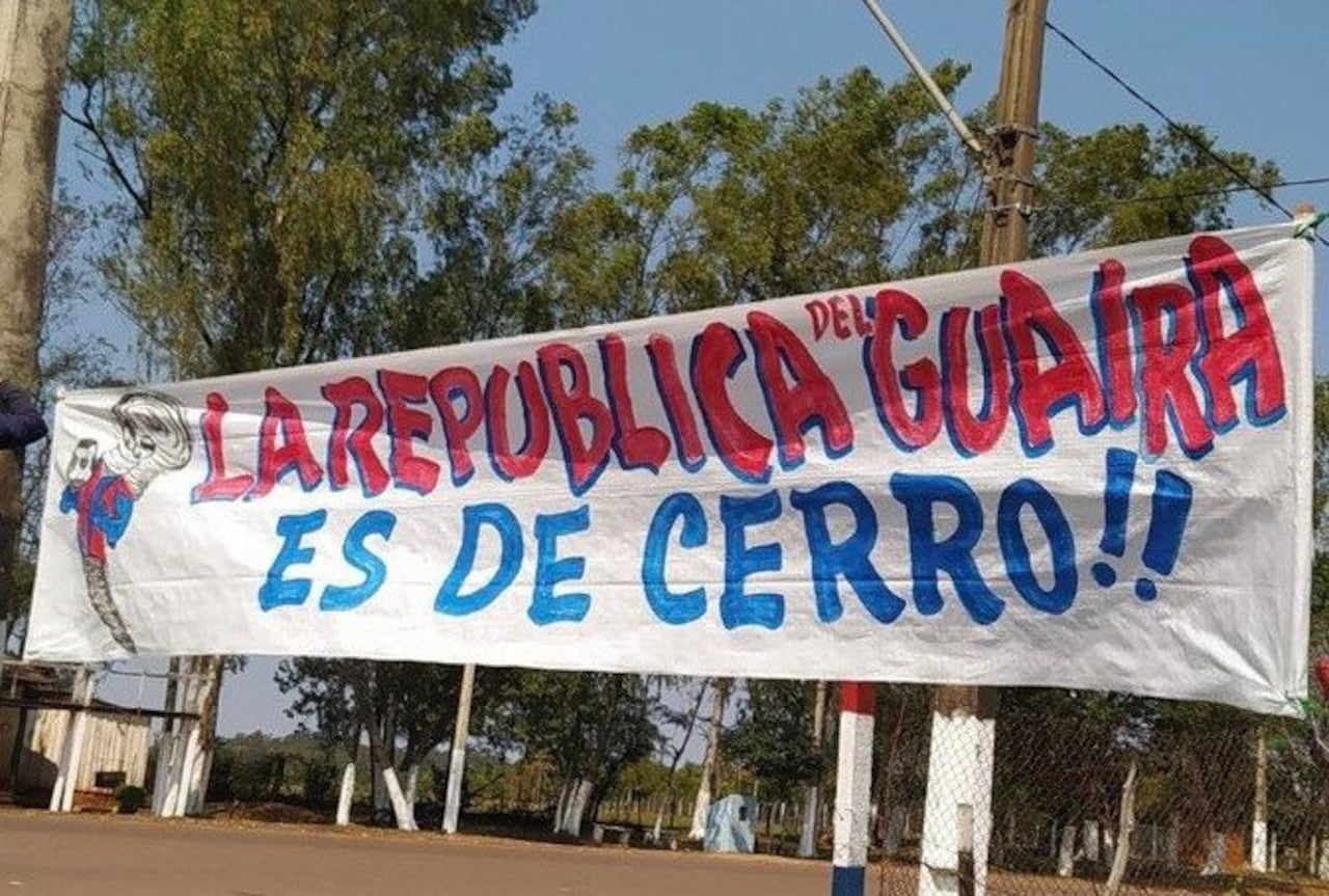 Hinchas de Cerro colgaron pasacalles en Villarrica.
