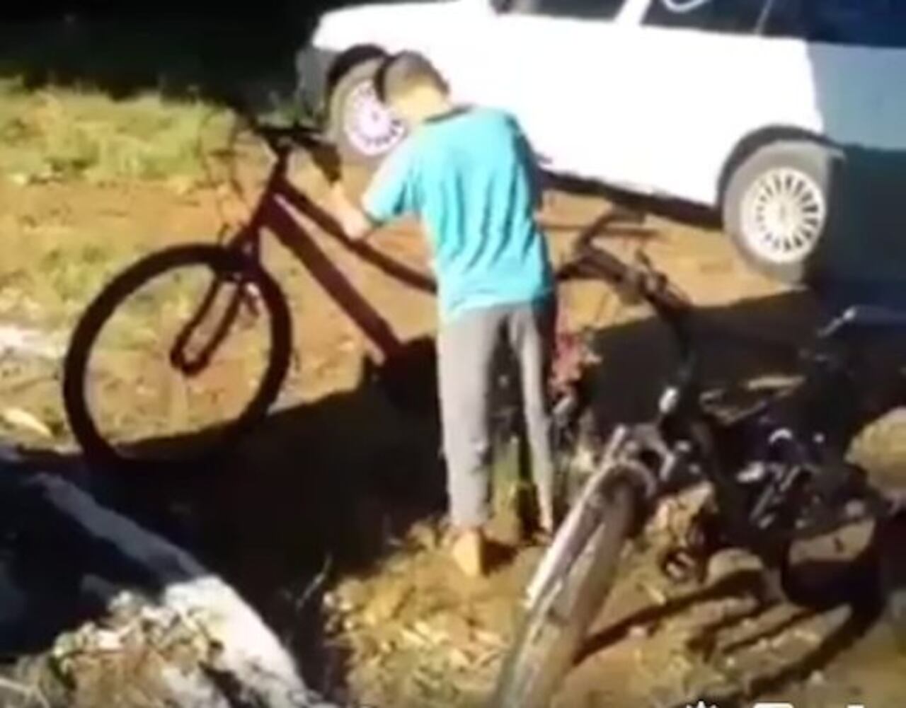 EMOCION. Juan Ángel es otro niño que recibió una bici comprada por compatriotas del extranjero.