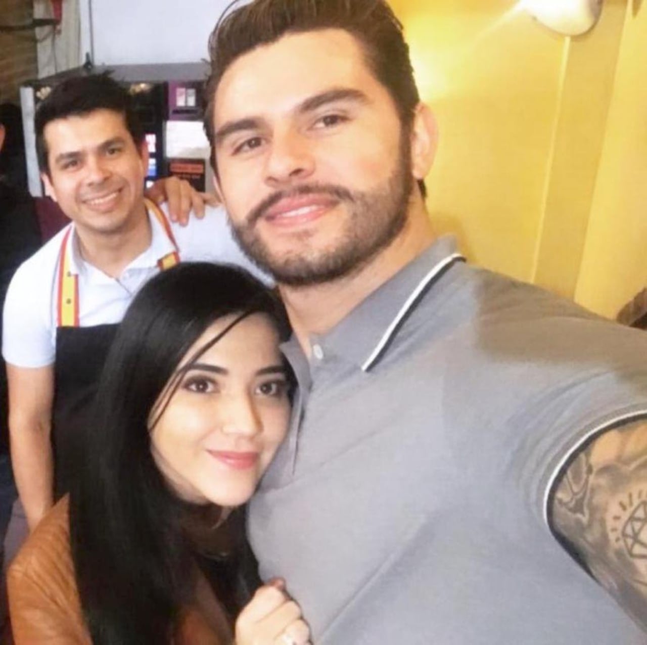 Esta es la fotografía de la modelo, con su novio en su lugar de trabajo.