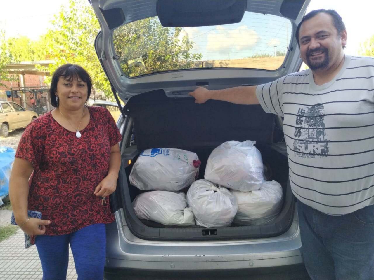 Dos de los paraguayos que están juntando las donaciones.