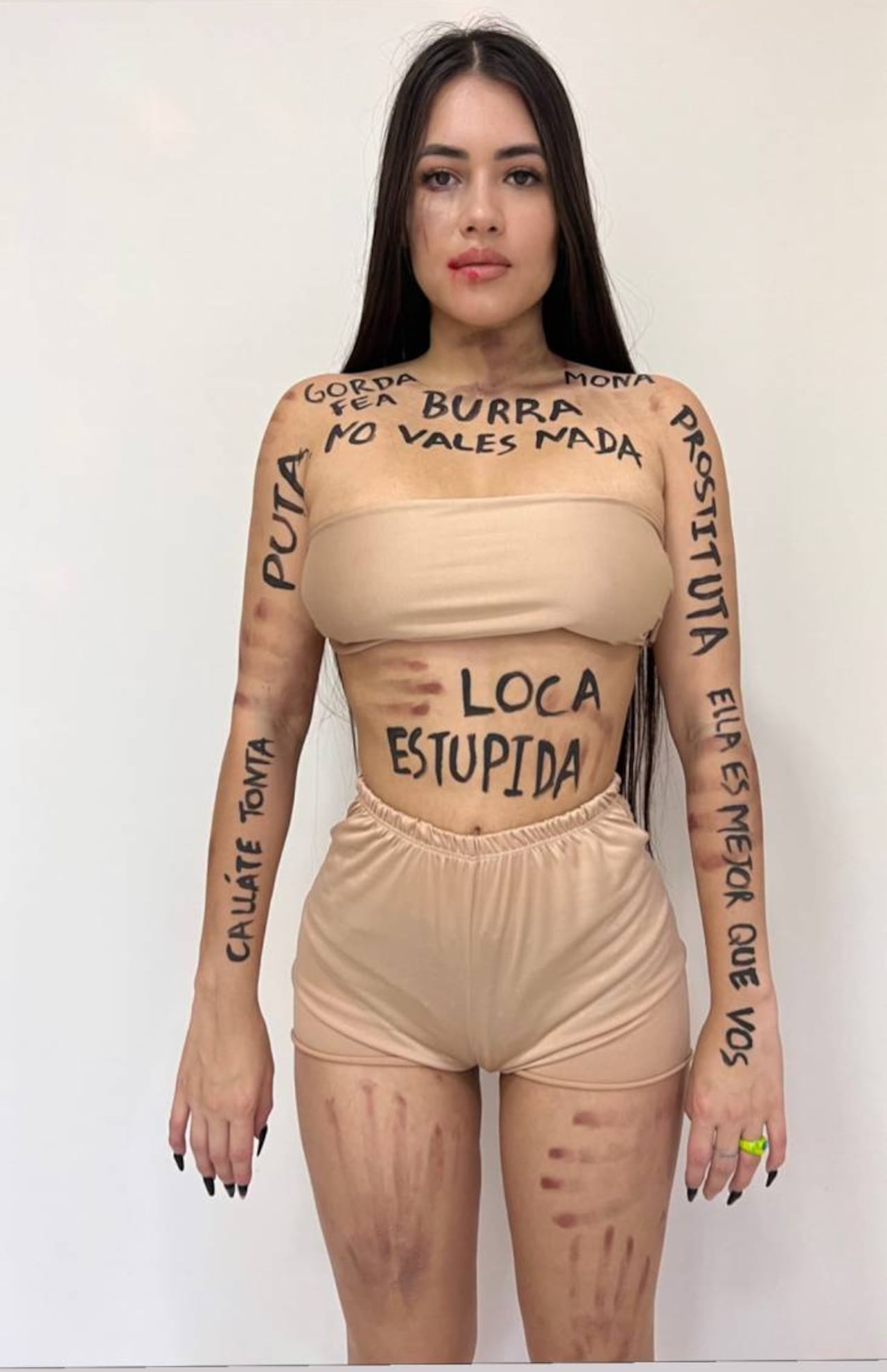 Laurys decoró su cuerpo con marcas de golpes y con frases hirientes. (FOTO: @laurysdyva)