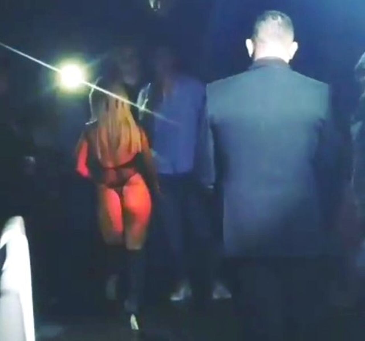 La cuerona asegura que los muchachos se comportan cuando lleva seguridá.