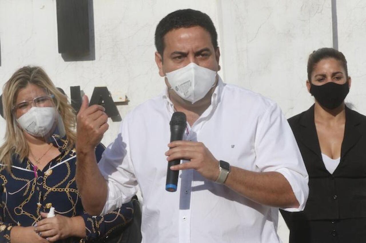 El intendente Ricardo Estigarribia inauguró ayer el banco de medicamentos en el Hospital Distrital, el cual apenas fue habilitado recibió montón de gente que ya fue a pechear remedios.