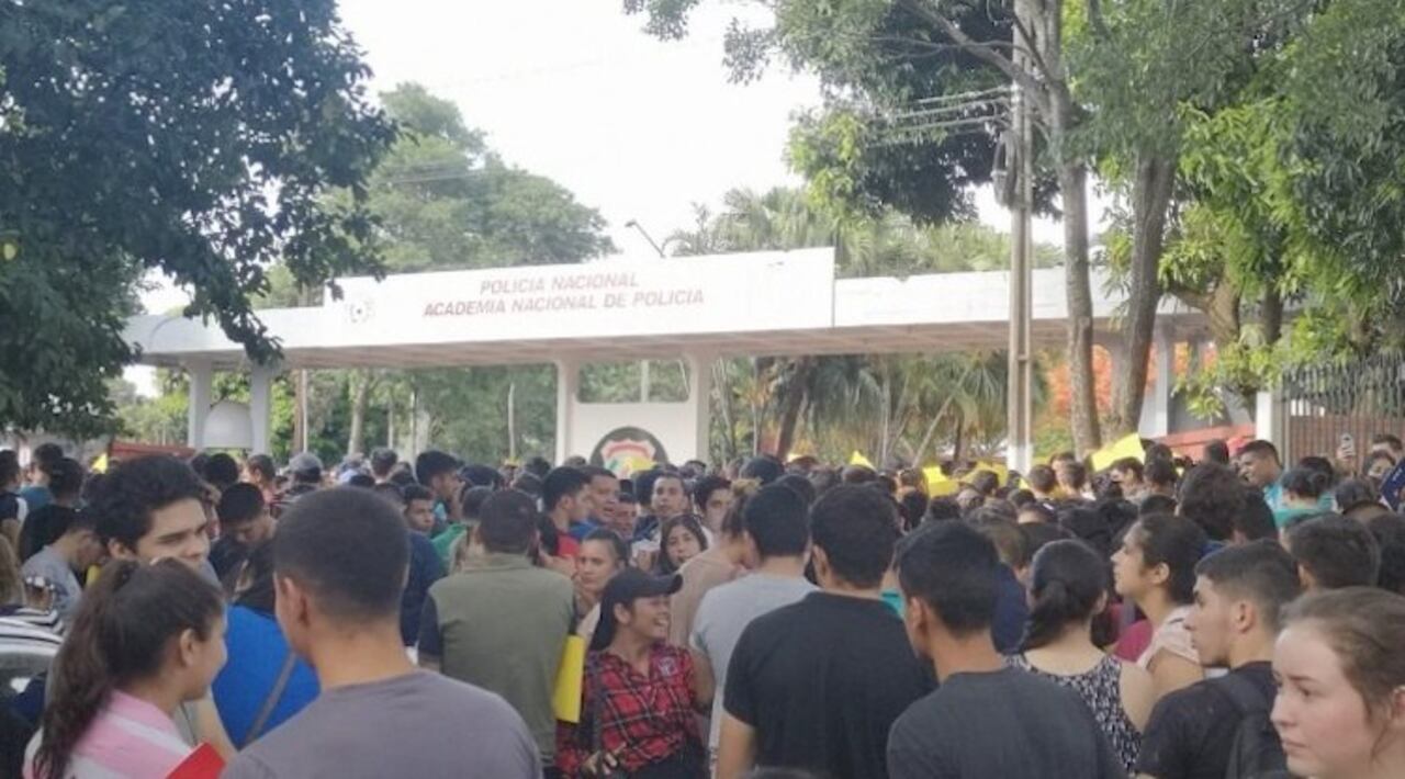 Los excluidos de la institución armaron guyryry frente a la Academia ayer.