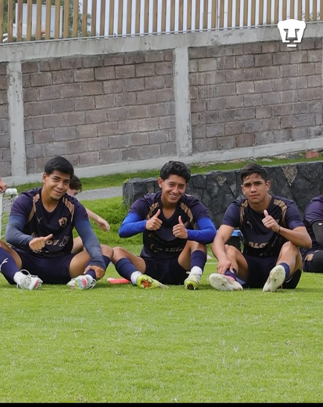 Ronald Vera junto a sus compañeros en el entrenamiento de Pumas (Gentileza)