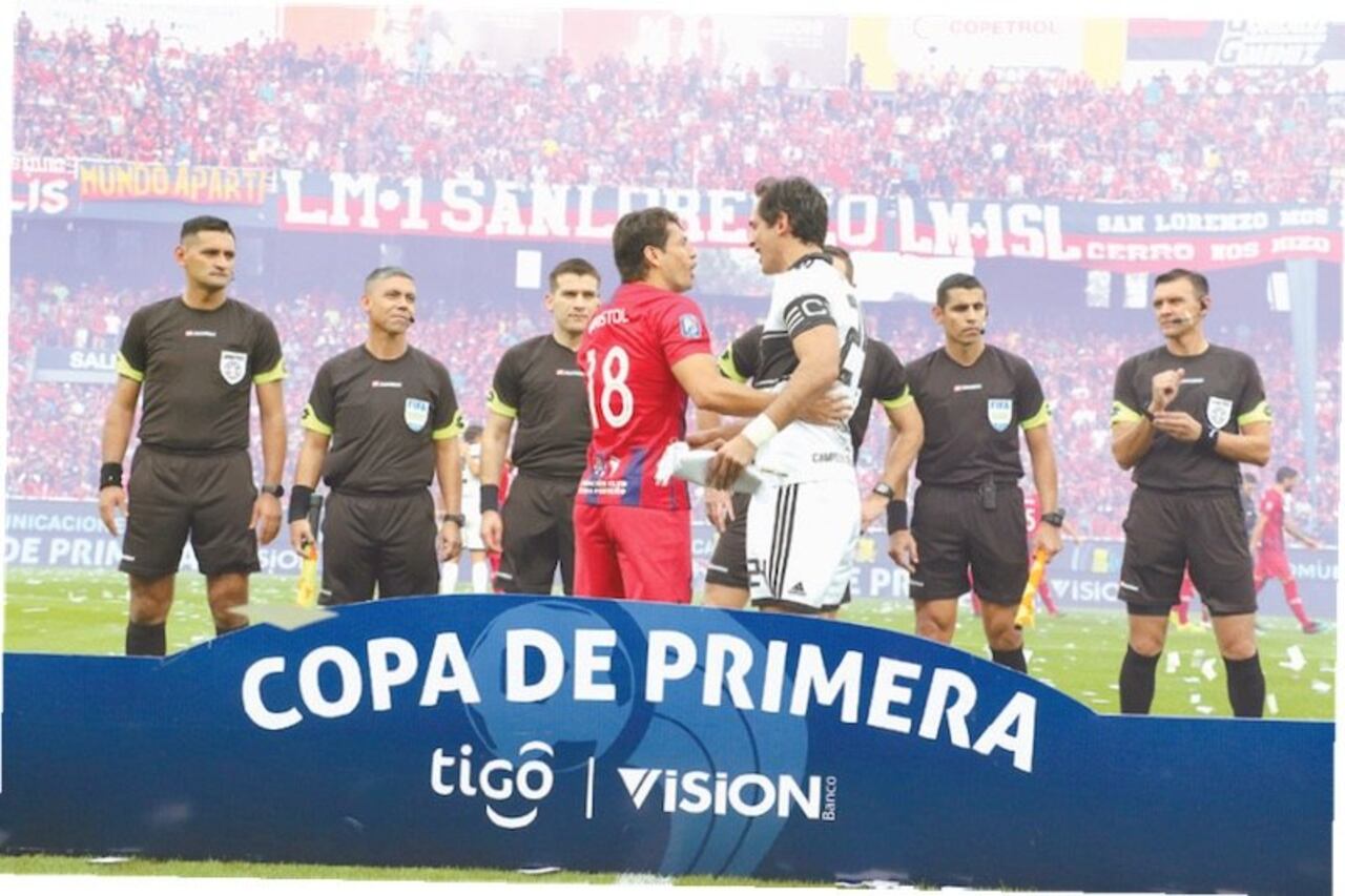 El abrazo entre dos históricos, Nelson Haedo y Roque Santa Cruz.
