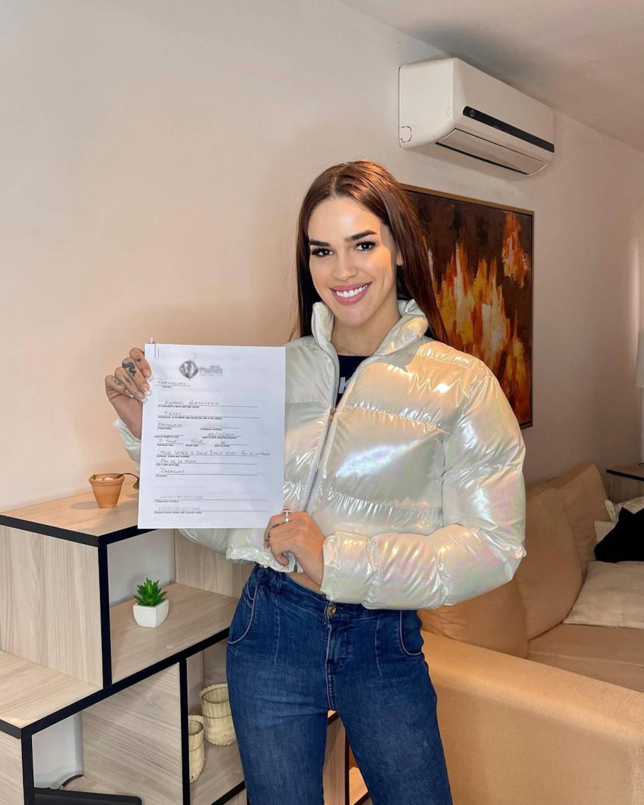 "La Comadre", todo orgullosa, muestra su contrato con MGM Producciones, para ir al Miss Planet International. @mgmproducciones