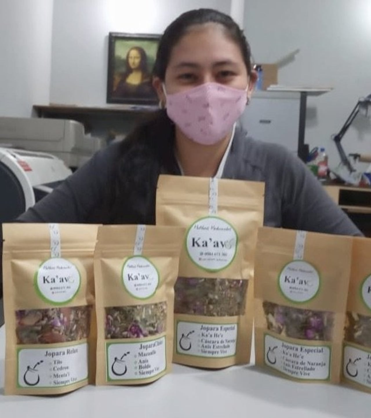 Laura Benítez muestra sus productos.