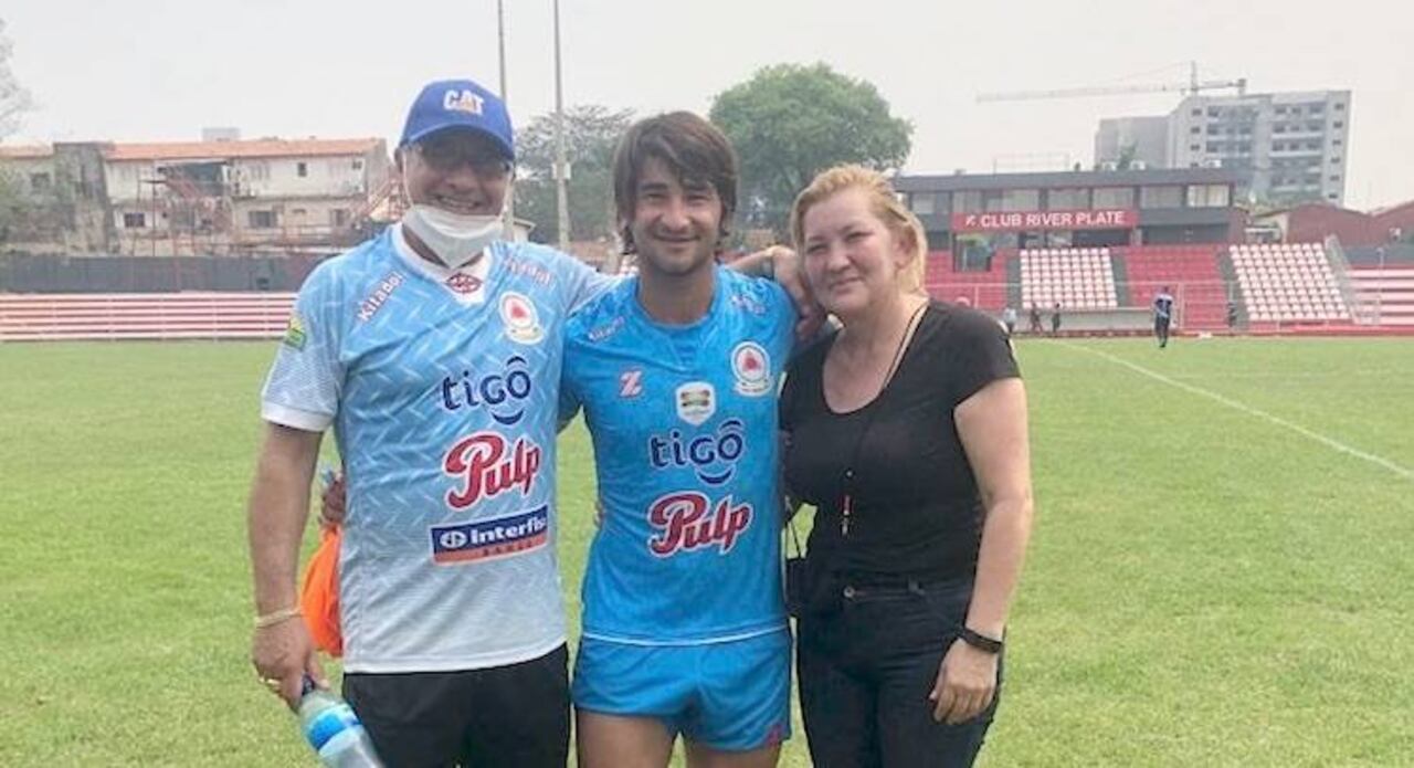 Tras un partido, con sus padres Fabián Martínez y Norma Adorno.