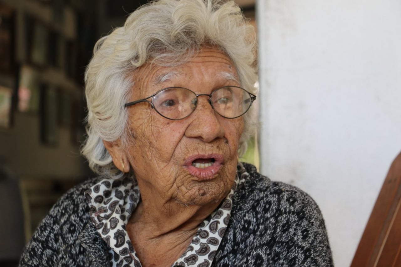 Doña Rita viuda de Gavilán.“Tener el panteón de mi marido en la casa me causa paz. Es como si está conmigo aún. A veces lo siento”