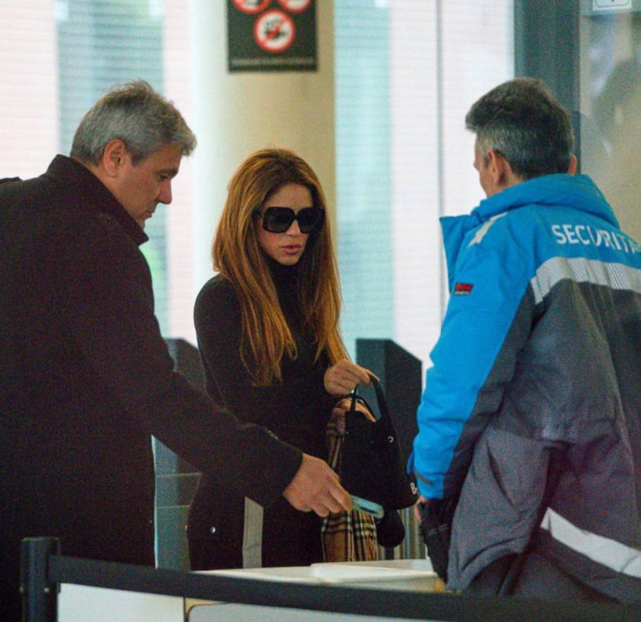 Shakira fue la primera en llegar al Juzgado español. (FOTO: okdiario.com)