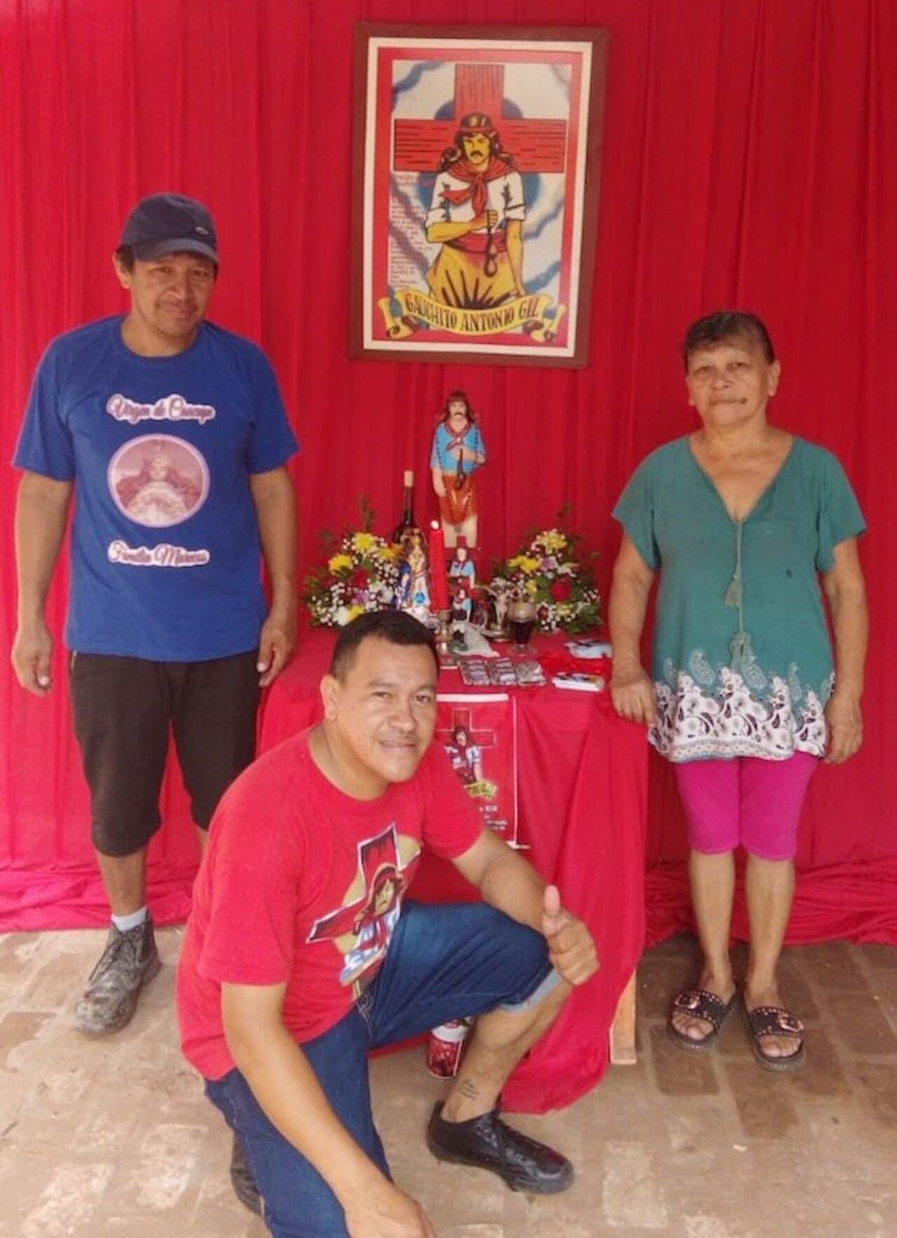 Leonardo (arrodillado) junto a su mamá doña Estefana y su papá Virgilio.