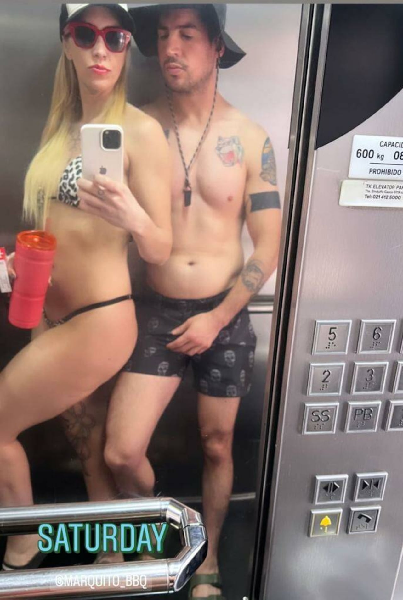 Carmiña Masi y su novio, en el ascensor, rumbo a la pile del edificio.