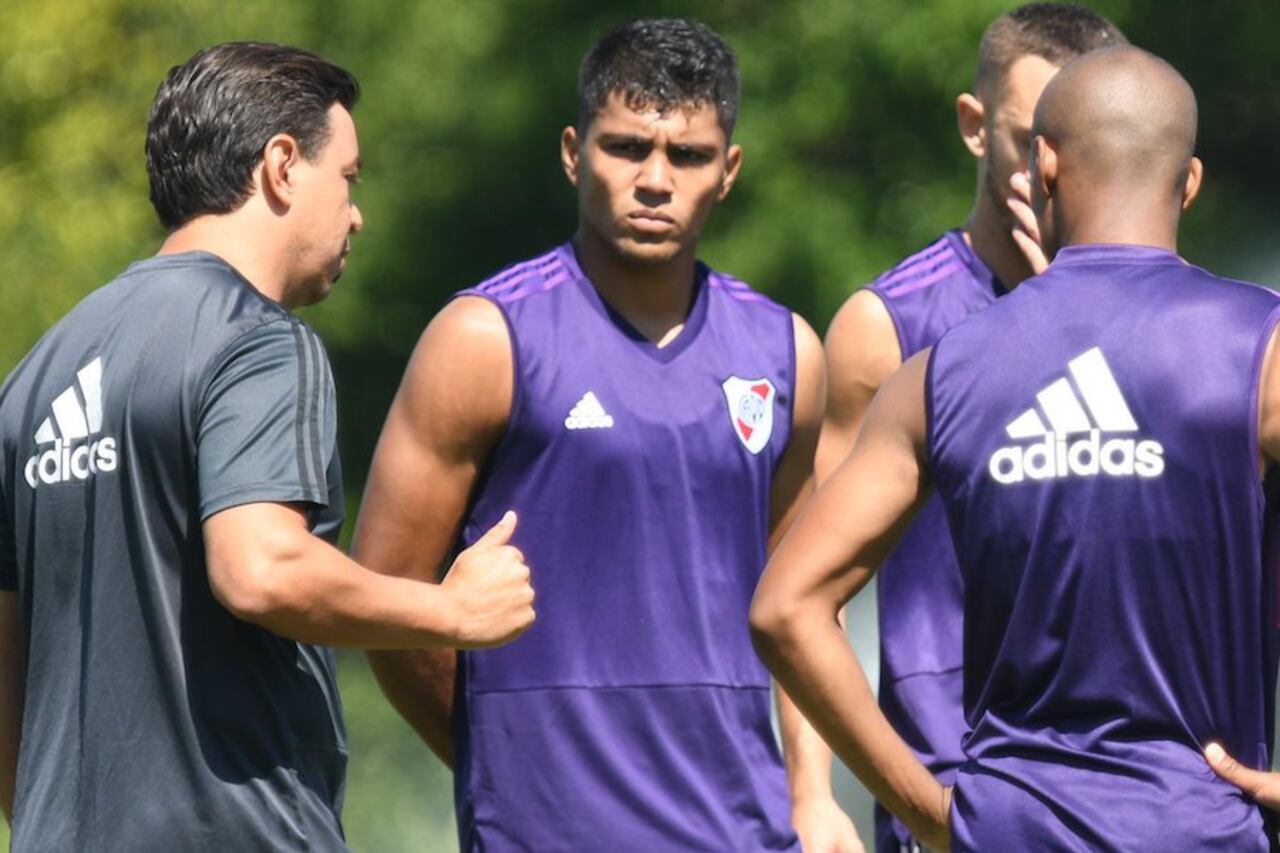 Gallardo (de espaldas) quiere tener bien a Rojas para el chute ante Newell’s.