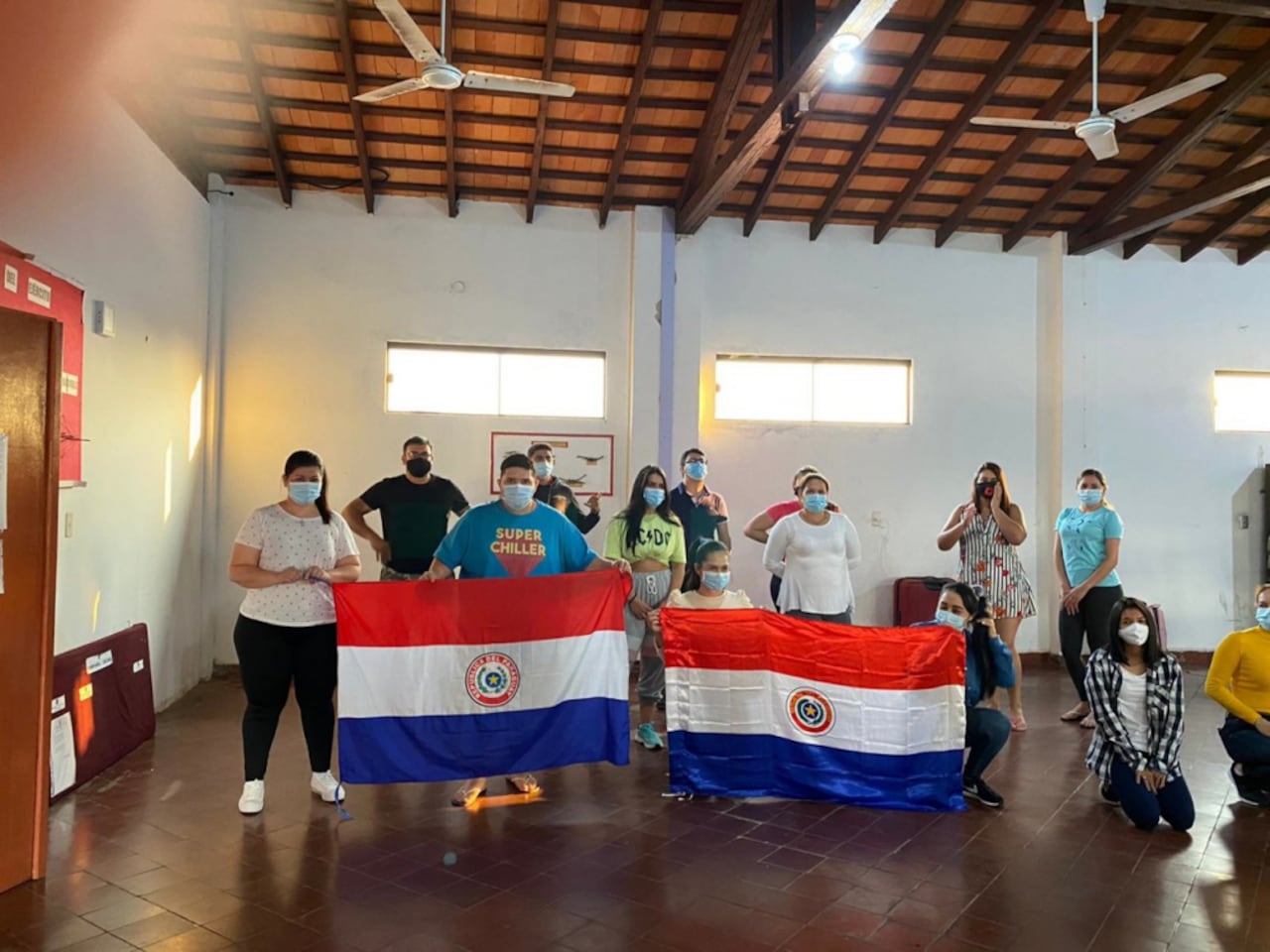 con el grupo de paraguayos con quienes guarda cuarentena. (GENTILEZA)