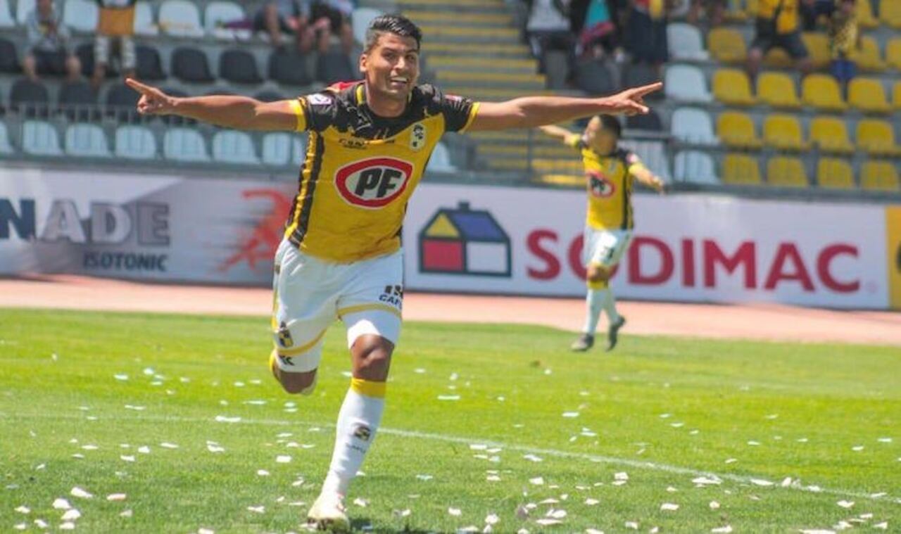Doldán en pleno festejo de un gol jugando para el Coquimbo Unido de Chile, donde jugó un semestre.
