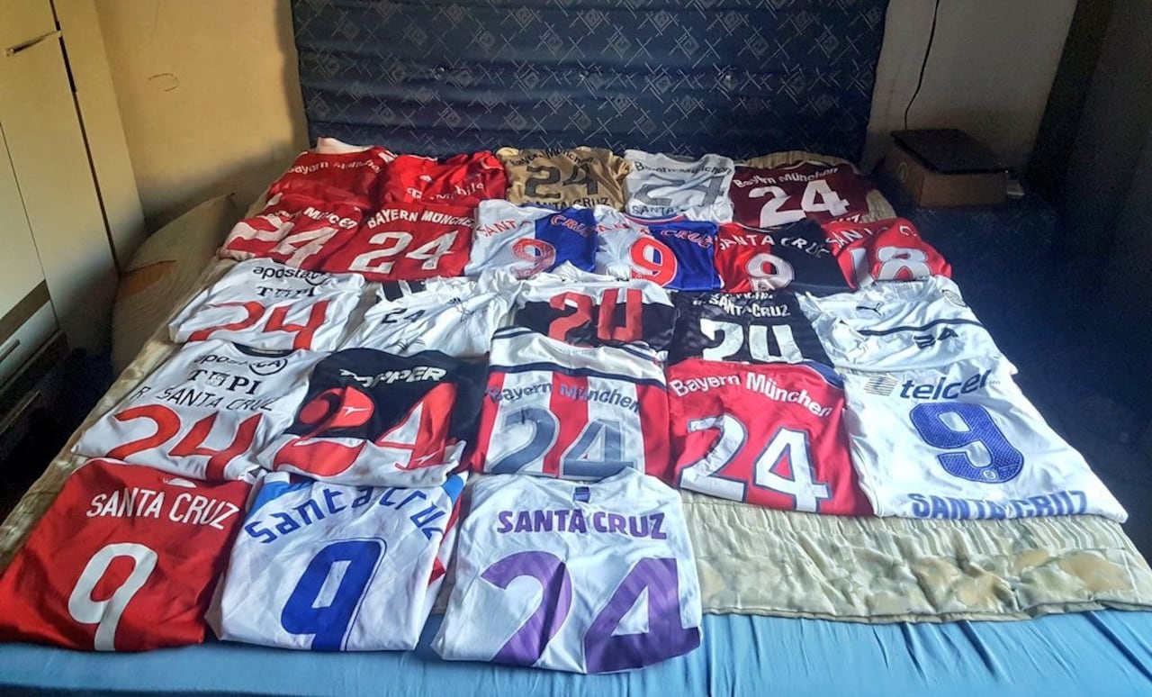 Otra toma de las casacas que colecciona el aficionado olimpista.