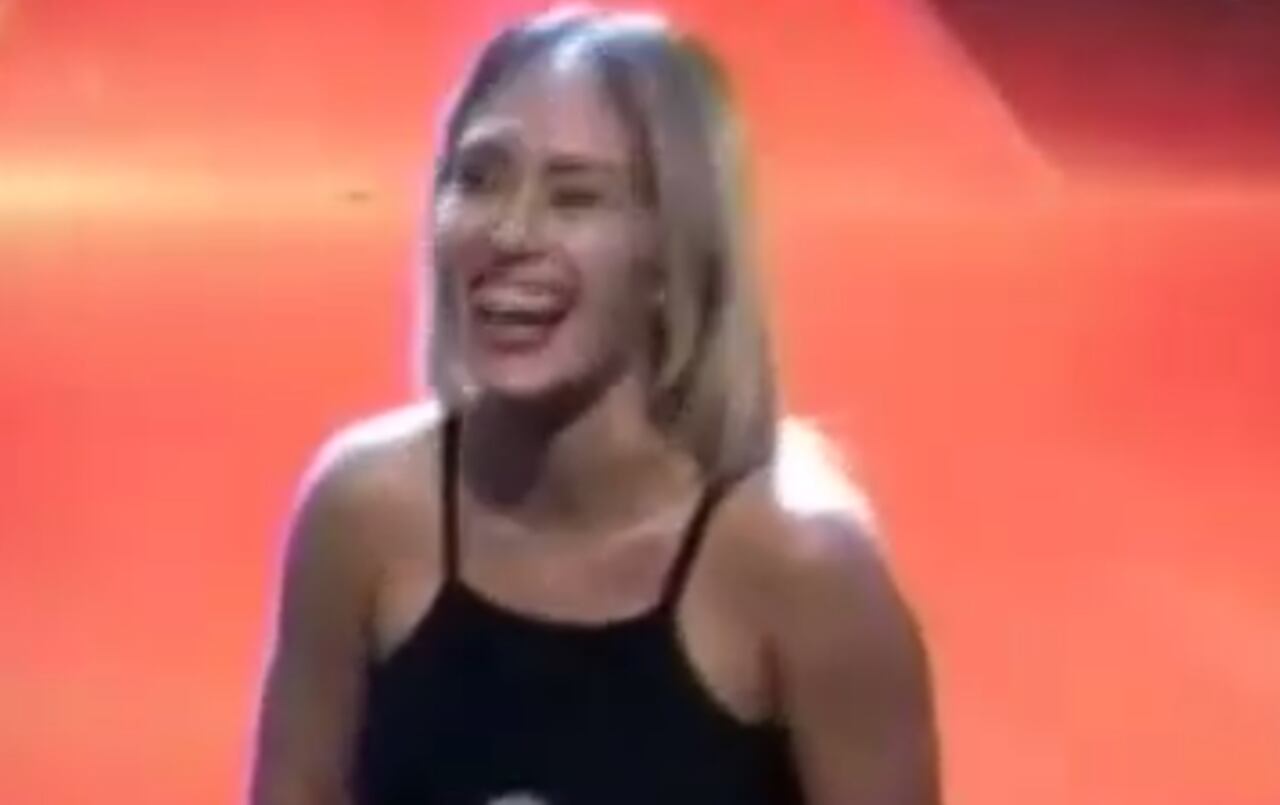EMOCIONADA. La cantante paraguaya no pudo ocultar su emoción en el escenario.