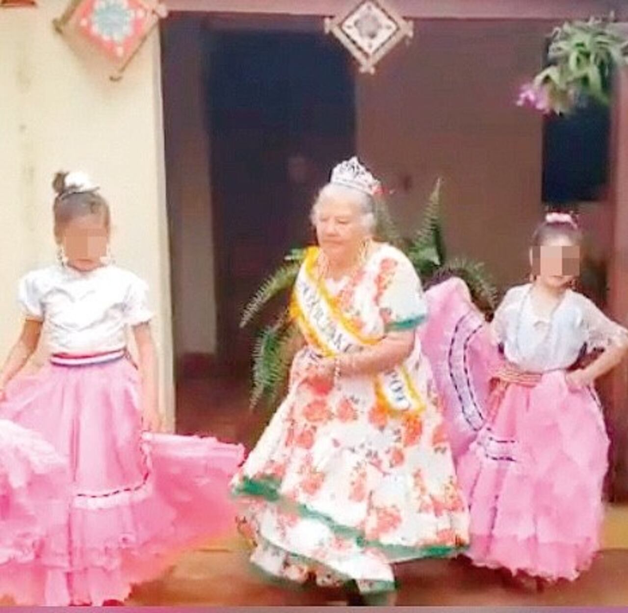 Ña Celsa de Vargas, con sus 91 años, bailando “La Galopera” desde su casa con sus bisnietos Lia María, Brenda y Jesús.
