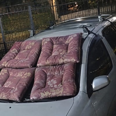 Tras la granizada ya inventan de todo para salvar los autos