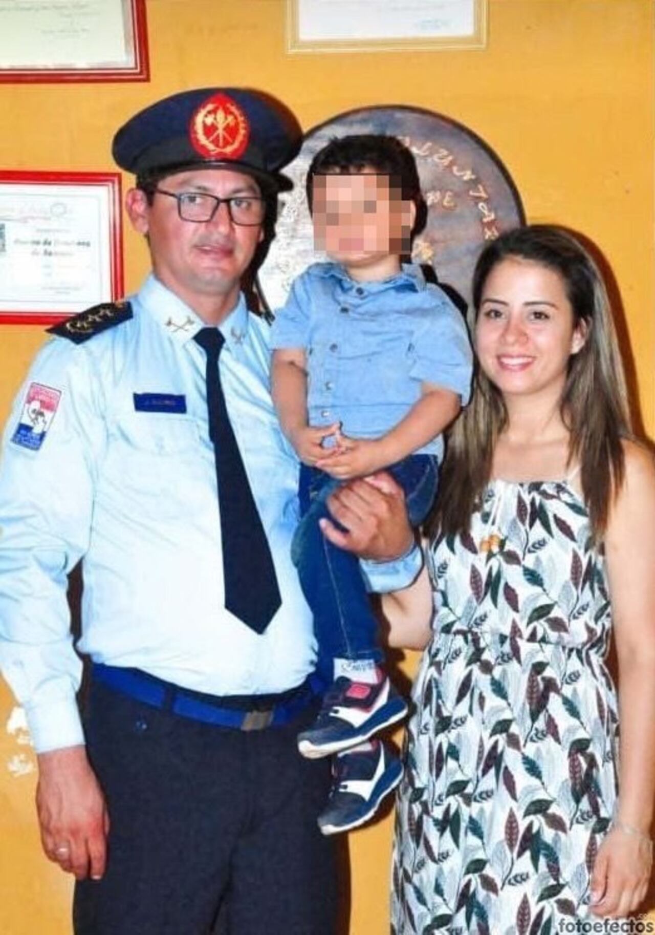 El capitán con su esposa y su retoñito.