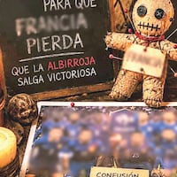 Hinchas piden “ayudita” y bruja advierte del “retorno”