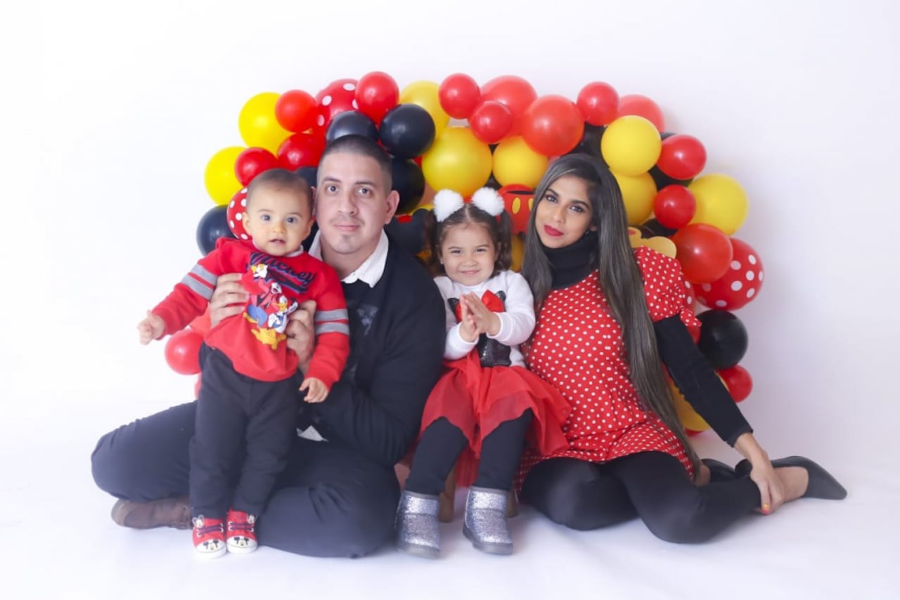 Alanna con sus papis y hermanito.