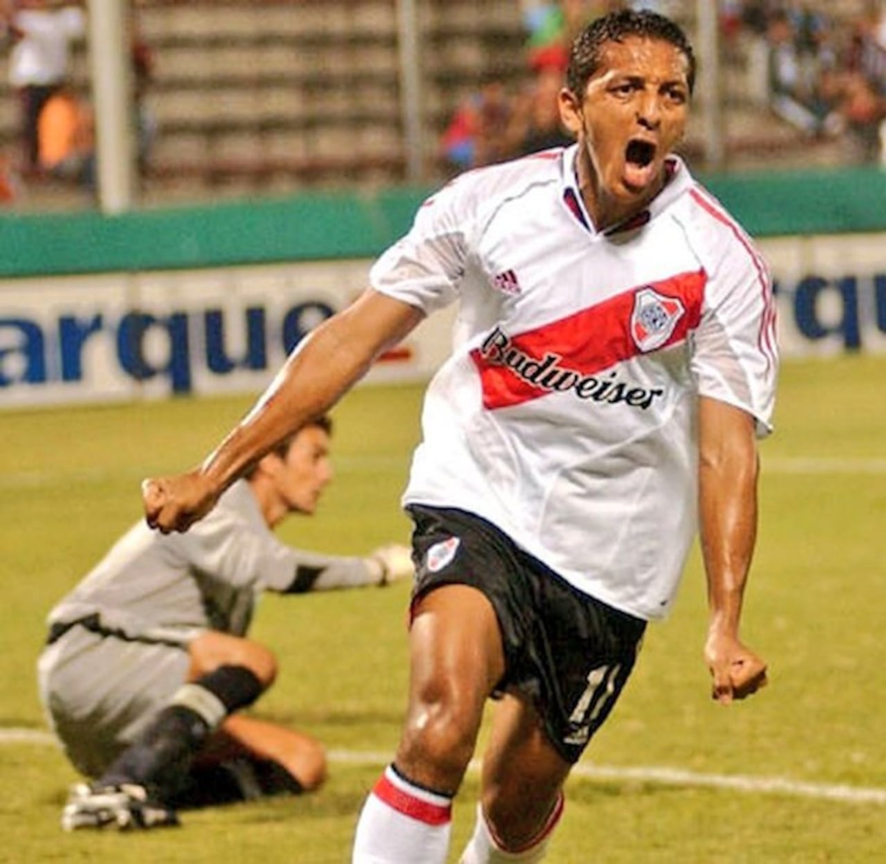 Con la casaca de River Plate, donde estuvo un año.
