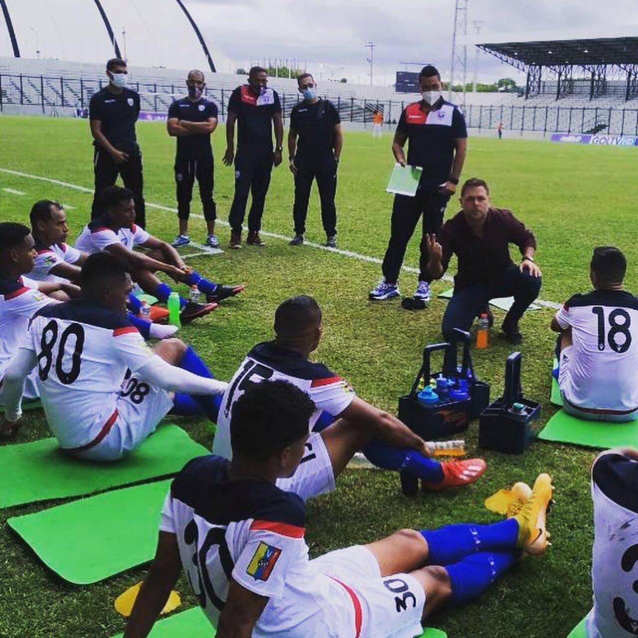 Durante una charla con los jugadores del Yaracuyanos FC. FOTO GENTILEZA.