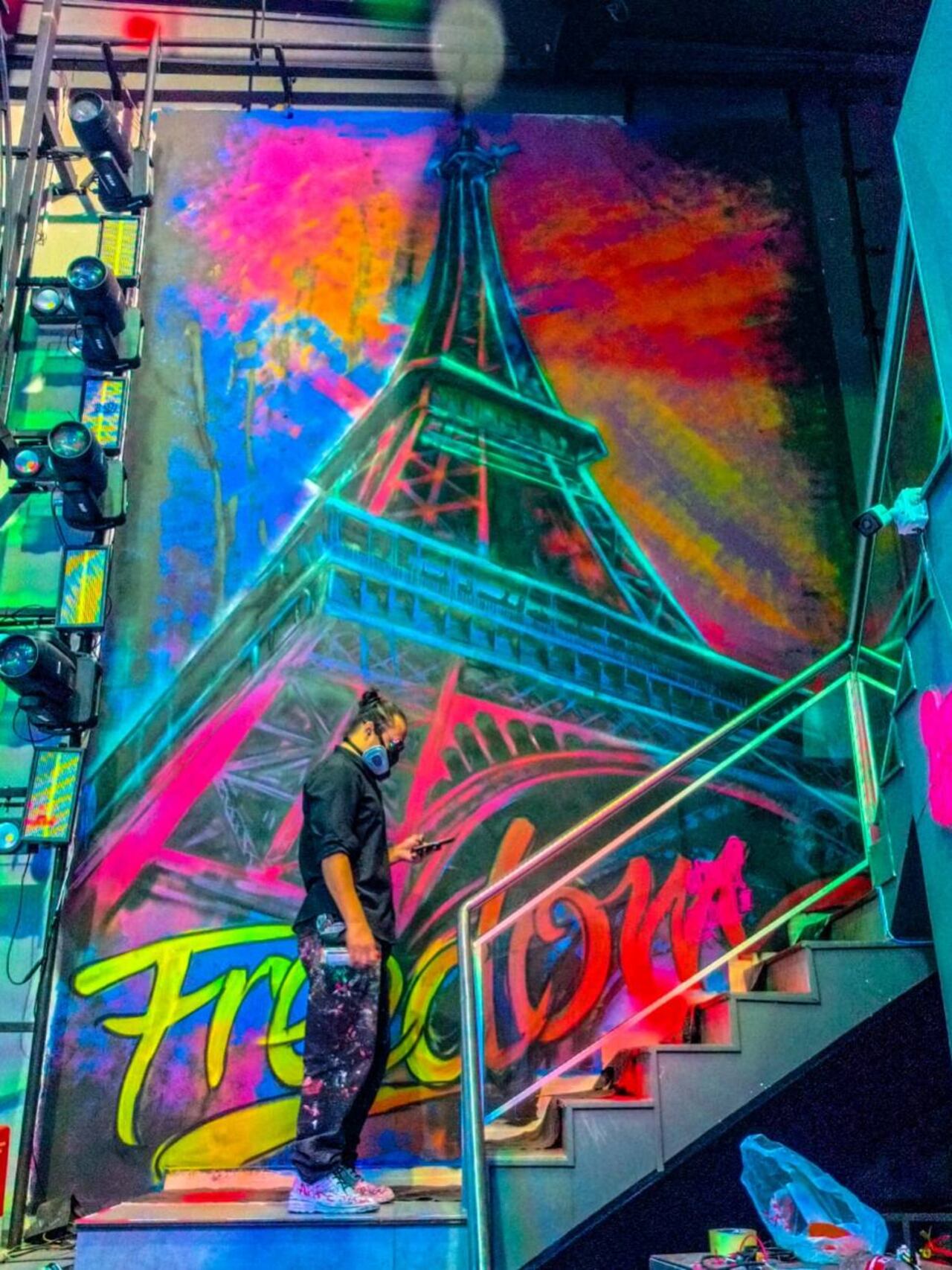 La Torre Eiffel, un icono mundial de hierro de 330 metros de altura en un mural.