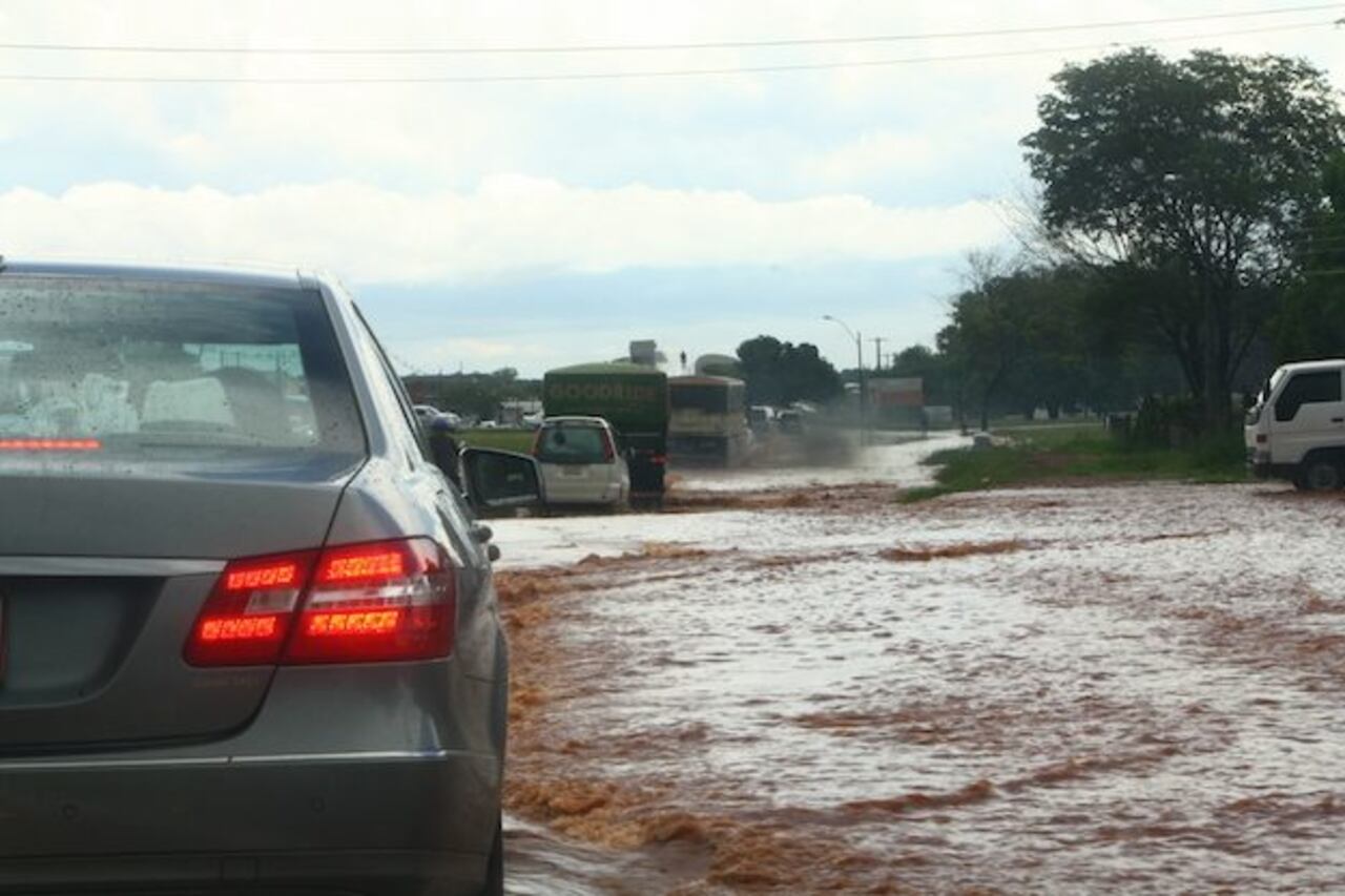 PELIGRO. La Ruta 3 también quedó bajo agua en un momento dado. EDUARDO VELÁZQUEZ