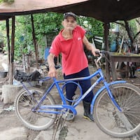 Abuelo de 85 años da cátedra de salud andando en bici
