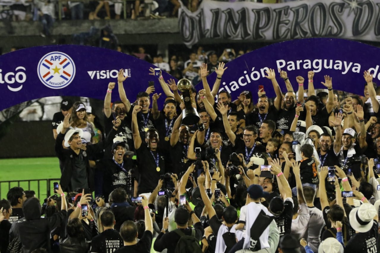 La entrega de la copa al ¡Campeón! de este Clausura 2019.La estrella 44 del Decano.