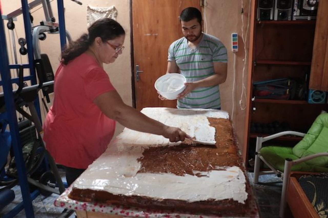 TORTA. La feroz torta que se hace todos los años para que alcancea los peques de la zona.