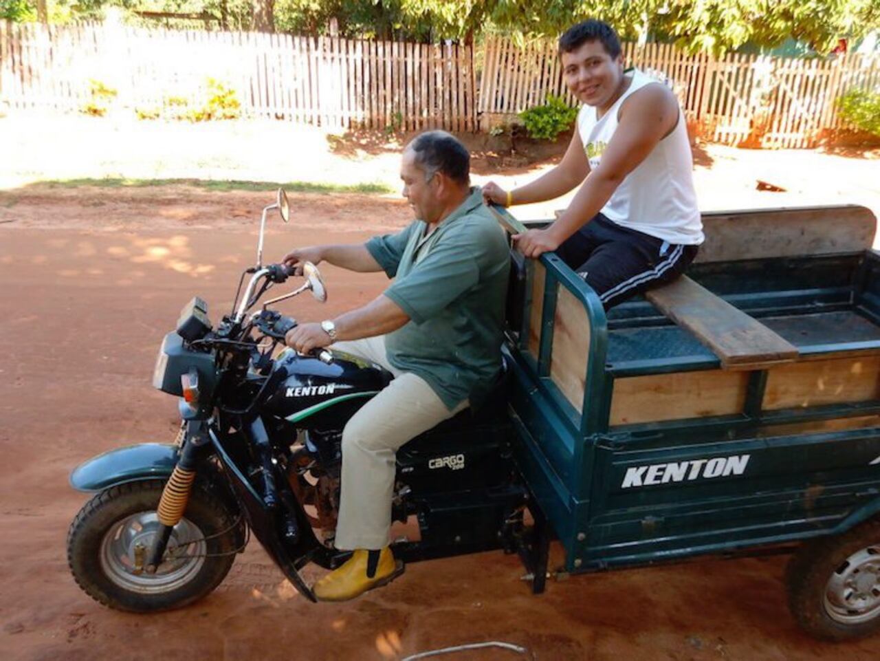 Aquí en el motocarro en el cual todas las mañanas salen a juntar desechos.