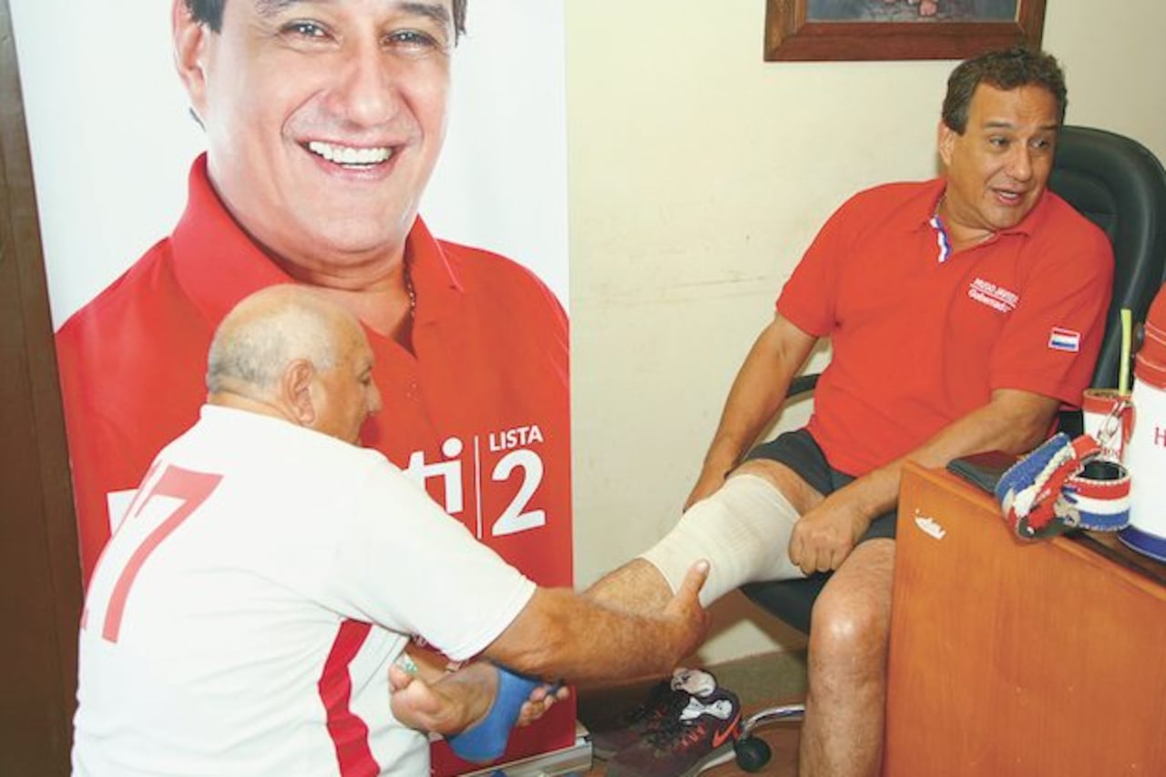 LESIÓN. Tiene lesiones en sus dos tobillos y una rodilla. Con sesiones de fisioterapia se recupera para seguir con sus caminatas.