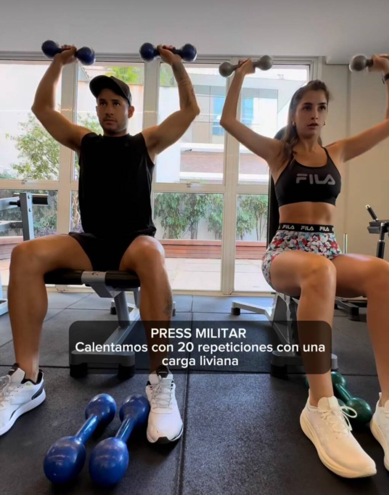 Tito Torres y su esposa Stephi enseñando cómo fortalecer los hombres a sus seguidores.