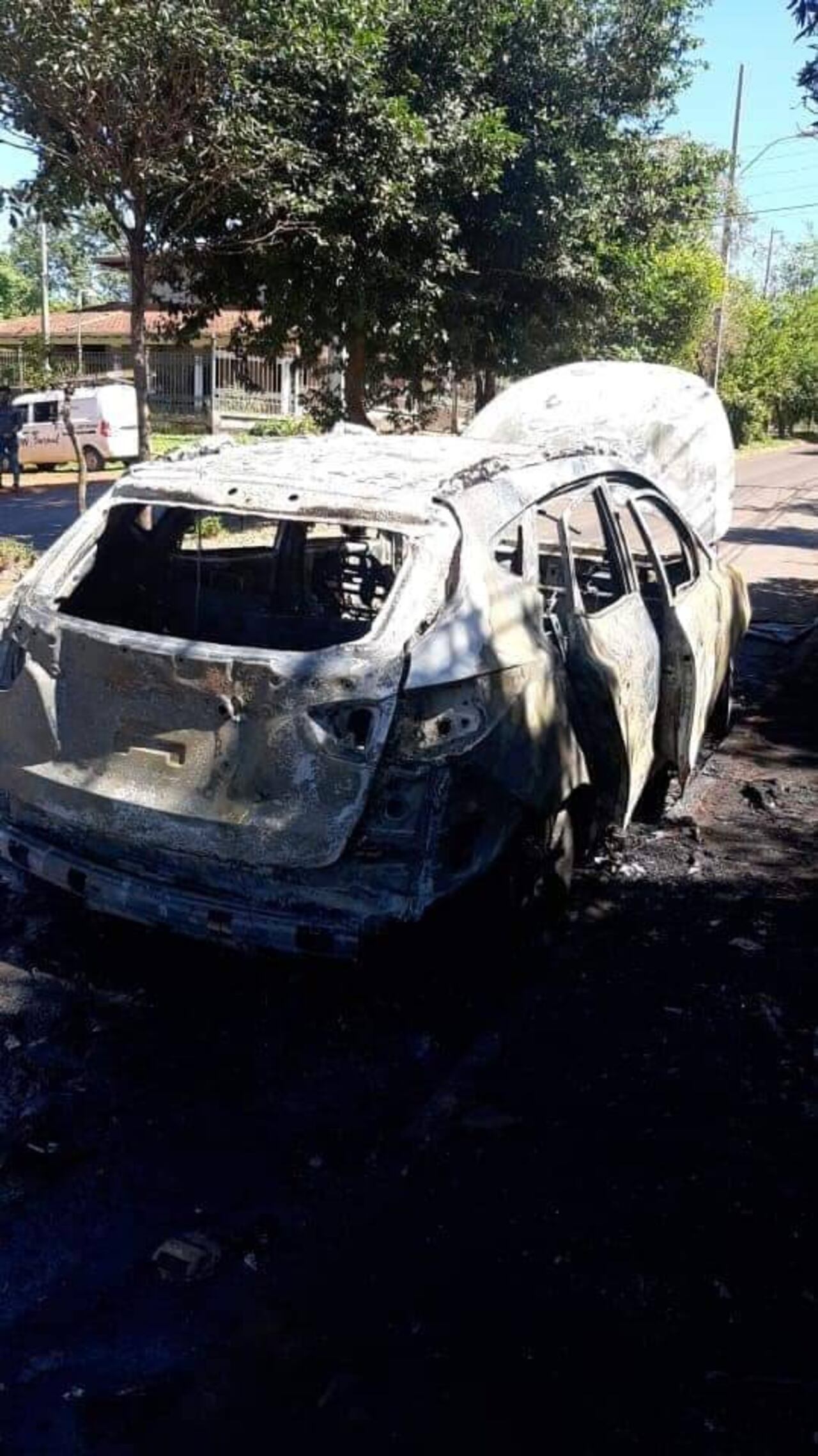 Nadaité luego quedó del vehículo que fue arrasado por el fuego. Gentileza
