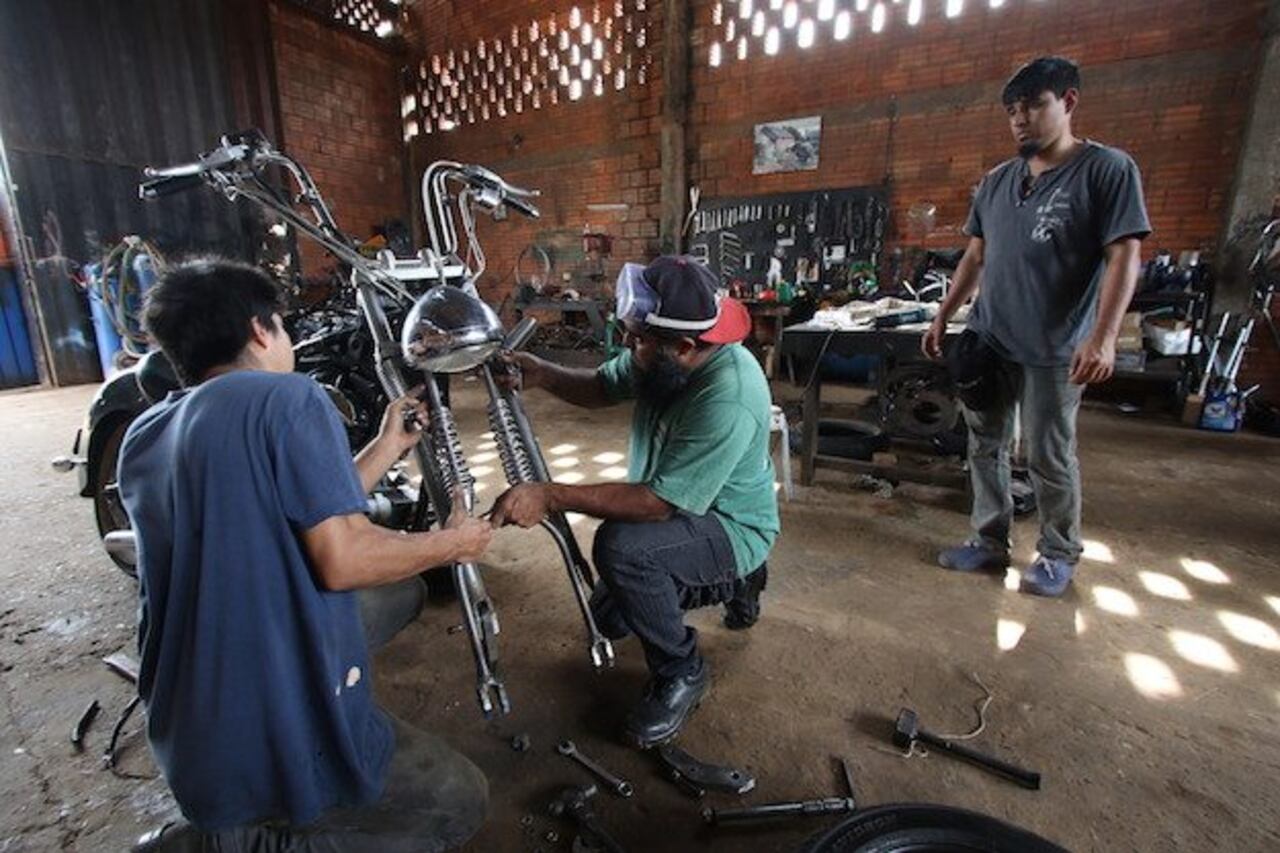ARMANDO. Desarmaron todo lo que era la moto antigua y ahora arman para dejar la moto de lujo.