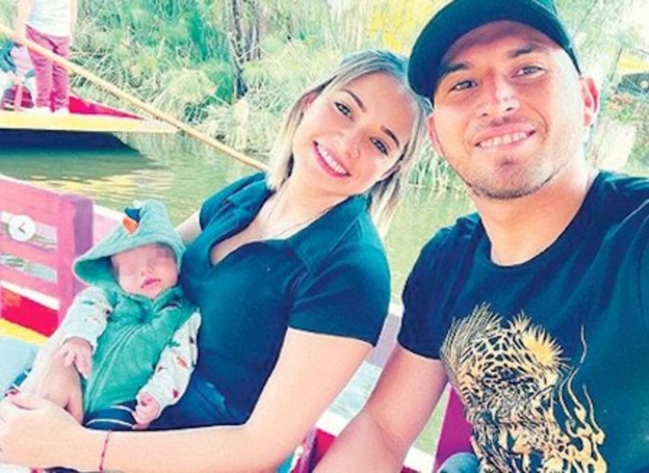 El jugador se muestra feliz con su esposa Zelma y su peque que hace poco nomás nació.